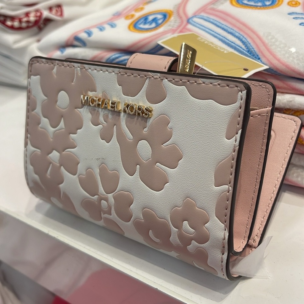 Michael Kors Jet Set Medium Floral Print Bi-Fold Wallet 
POWDER BLUSH
NWT - Picture 10 of 16
